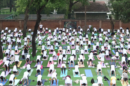 ‘योग फॉर हेल्दी एजिंग’ थीम के साथ पेइचिंग में मनाया गया 12वां अंतरराष्ट्रीय योग दिवस