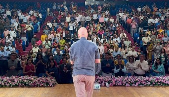 थिएटर एक आईना है, जहां लोग मुझे नहीं, अपनी संभावनाओं को देखते हैं : अनुपम खेर