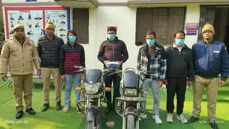 नोएडा: मोबाइल स्नैचिंग और वाहन चोरी करने वाले अंतरराज्यीय गैंग का पर्दाफाश, चार शातिर गिरफ्तार