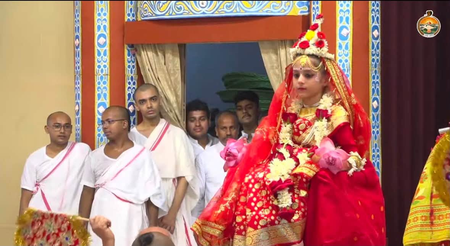 महाअष्टमी पर बेलूर मठ में कुमारी पूजा देखने उमड़े हजारों श्रद्धालु, व्यवस्थित आयोजन की हुई सराहना
