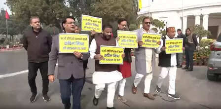 दिल्ली विधानसभा परिसर में 'आप' का प्रदर्शन, कपिल मिश्रा के इस्तीफे की मांग