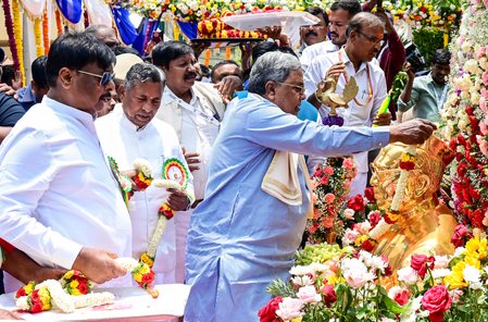 सिद्धारमैया ने कर्नाटक योजनाओं को लेकर चुनाव आयोग पर पक्षपात का आरोप लगाया