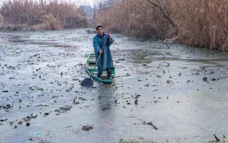 जम्मू-कश्मीर में फ्रीजिंग पॉइंट से कई डिग्री नीचे लुढ़का पारा, डल झील और जलाशय जमे