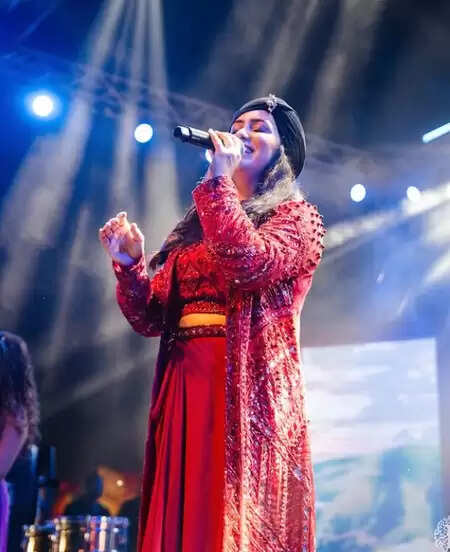 पगड़ी पहनकर हर्षदीप कौर ने बनाई अलग पहचान, बिग बी ने दिया 'सूफी की सुल्ताना' नाम