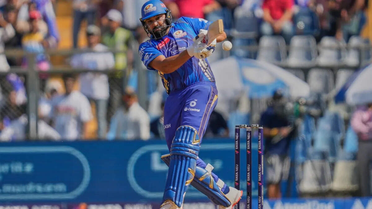 रोहित शर्मा ने तुफानी गेंदबाज को जडे लगातार 2 छक्के, बनें IPL इतिहास में ऐसा करने वाले तीसरे प्लेयर