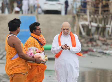 'मां गंगा देशवासियों पर अपनी कृपा बनाए रखें', केंद्रीय गृह मंत्री अमित शाह ने तीर्थ गंगासागर में की पूजा-अर्चना