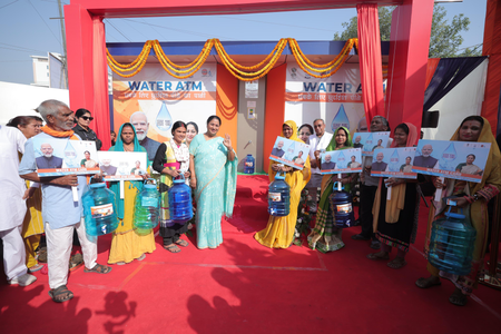 दिल्ली की सीएम रेखा गुप्ता ने पीतमपुरा में 'वॉटर एटीएम' का किया उद्घाटन, कहा- फ्री में मिलेगा शुद्ध पानी