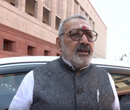 गिरिराज सिंह का असदुद्दीन ओवैसी पर तंज, कहा-'सदन में कुछ और बाहर कुछ बयान देते हैं ओवैसी'