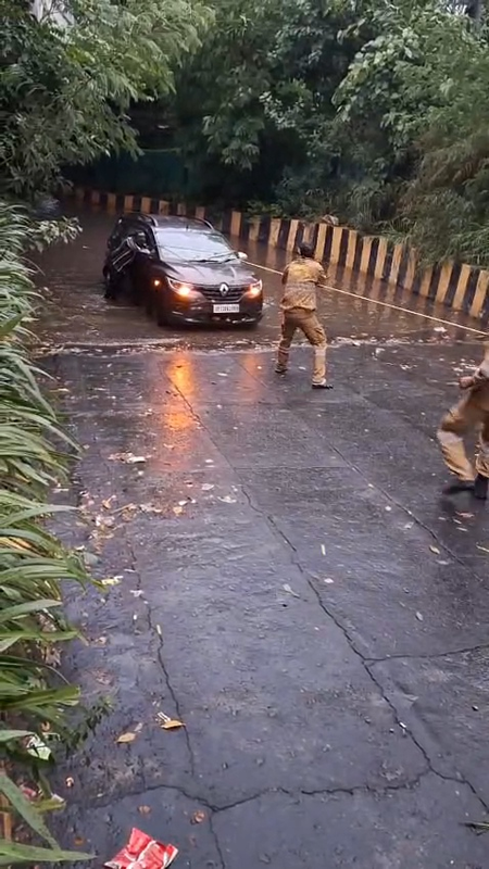नोएडा के सेक्टर-95 अंडरपास में चार से पांच फीट पानी में फंसी कार, शीशा तोड़कर बाहर निकले लोग