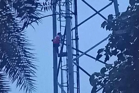 प्रेमिका ने तोड़ा रिश्ता तो नाराज होकर मोबाइल टावर पर चढ़ा दो बच्चों का पिता, घंटों चला हाई वोल्टेज ड्रामा