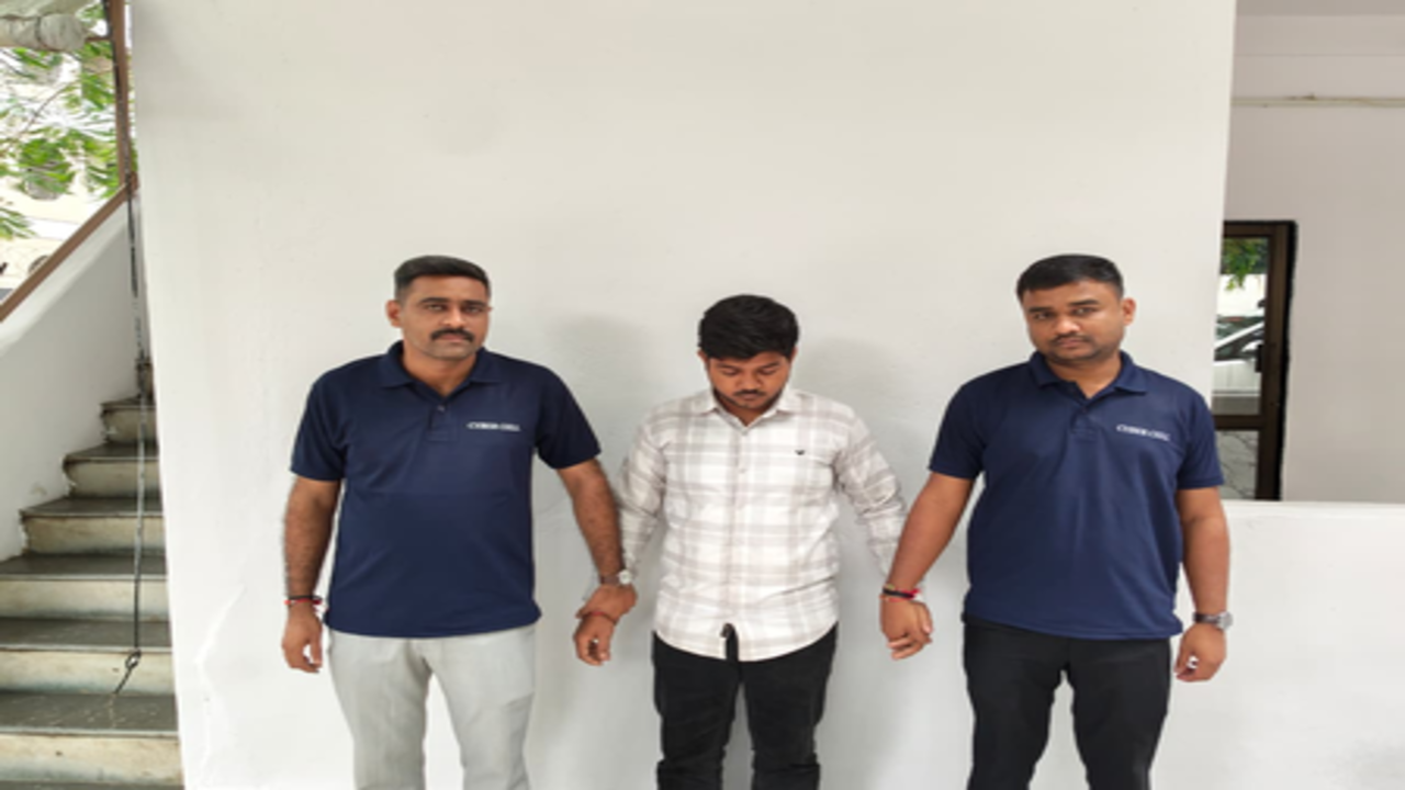 गुजरात: 150 रुपए के 'रील टास्क' का लालच देकर 26.12 लाख की धोखाधड़ी, छात्र गिरफ्तार