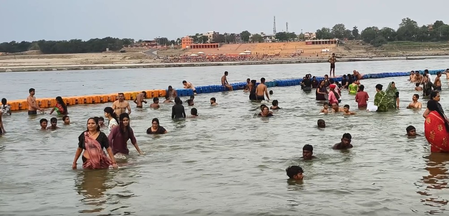 निर्जला एकादशी पर आस्था का महासंगम, त्रिवेणी संगम में हजारों श्रद्धालुओं ने लगाई पवित्र डुबकी