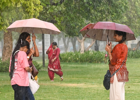 एनसीआर में मौसम का बड़ा बदलाव: ऑरेंज और येलो अलर्ट जारी, आंधी-बारिश से राहत के आसार