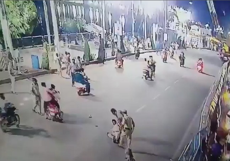 हैदराबाद में गणेश विसर्जन के दौरान ड्यूटी पर तैनात सब-इंस्पेक्टर को दोपहिया वाहन ने मारी टक्कर, मौत