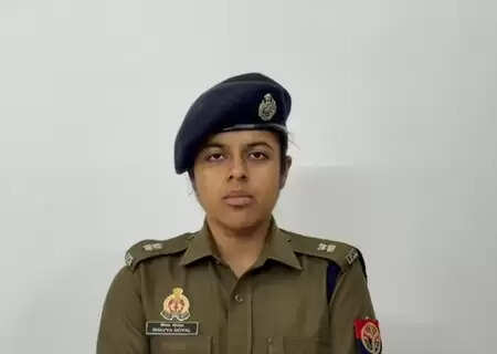 नोएडा में प्रेमी युगलों को ब्लैकमेल करने वाला गिरोह गिरफ्तार, 12 मोबाइल फोन बरामद