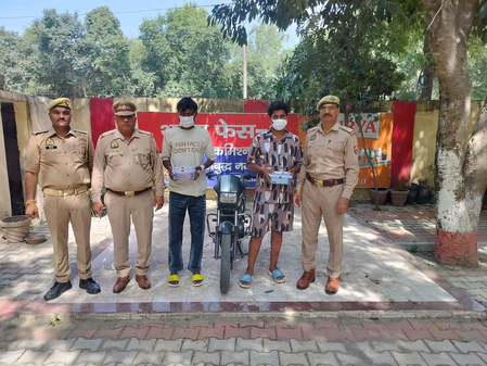 नोएडा: मोबाइल स्नैचिंग गिरोह का खुलासा, 21 मोबाइल और चोरी की बाइक के साथ दो गिरफ्तार