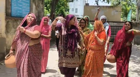 भरतपुर : पानी संकट पर फूटा महिलाओं का गुस्सा, जलदाय विभाग कार्यालय के बाहर फोड़े मटके
