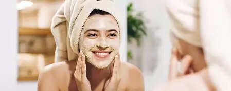 सर्दियों में रूखी त्वचा से परेशान? घर पर बनाएं नेचुरल स्क्रब और पाएं चमकदार त्वचा