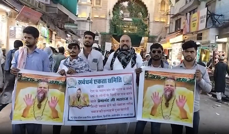 मुस्लिम समुदाय ने प्रेमानंद महाराज के जल्द स्वस्थ होने की मांगी दुआ, अजमेर दरगाह में पेश की चादर