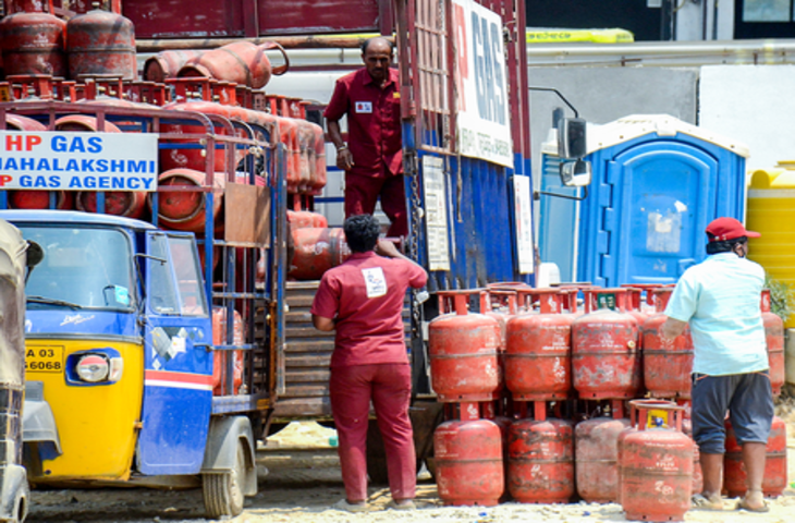 एलपीजी की जमाखोरी और कालाबाजारी रोकने के लिए छापेमारी जारी: केंद्र सरकार