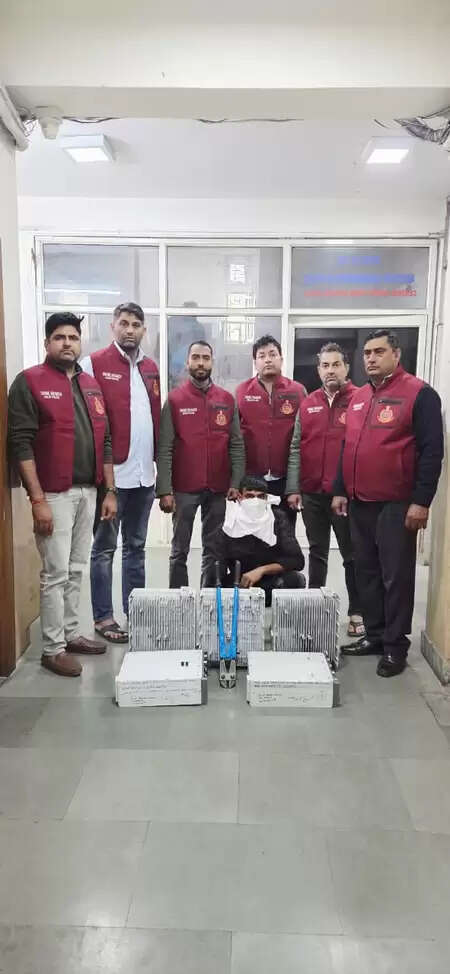 दिल्ली: मोबाइल टावर से आरआरयू चोरी के मामले में युवक गिरफ्तार, एक कार बरामद