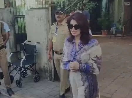 महाराष्ट्र बीएमसी चुनाव: नाना पाटेकर, सान्या मल्होत्रा और ट्विंकल खन्ना ने डाला वोट