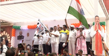 कोलकाता में मुख्यमंत्री सुवेंदु अधिकारी ने 'दौड़ से ध्यान' मैराथन को दिखाई हरी झंडी