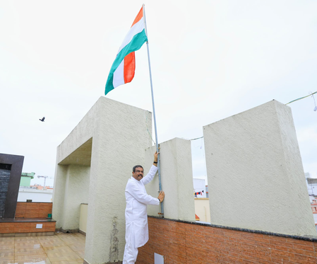 हर घर तिरंगा अभियान: पूर्व शिक्षा मंत्री धर्मेंद्र प्रधान ने भुवनेश्वर में अपने आवास पर फहराया राष्ट्रीय ध्वज