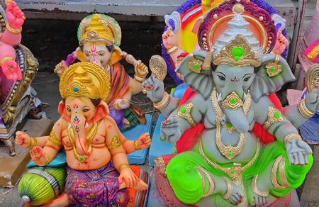 गणेश चतुर्थी से पहले बाजारों में बढ़ी रौनक, मूर्तियों और सजावटी सामान की मांग तेज