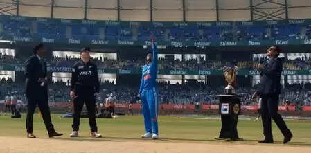 पहला वनडे: भारत ने टॉस जीत लिया गेंदबाजी का फैसला, क्रिस्टियन क्लार्क ने किया डेब्यू