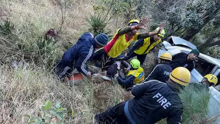 उत्तराखंड में 250 मीटर गहरी खाई में गिरी कार, सुबह घायल युवक को निकाला