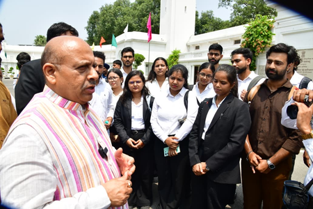 दिल्ली विधानसभा अध्यक्ष विजेंद्र गुप्ता ने दिल्ली विश्वविद्यालय के विधि छात्रों से बातचीत की