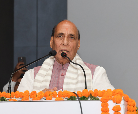 याद रखिए टूटने से बिखरेंगे, जुड़ने से निखरेंगे: रक्षा मंत्री राजनाथ सिंह