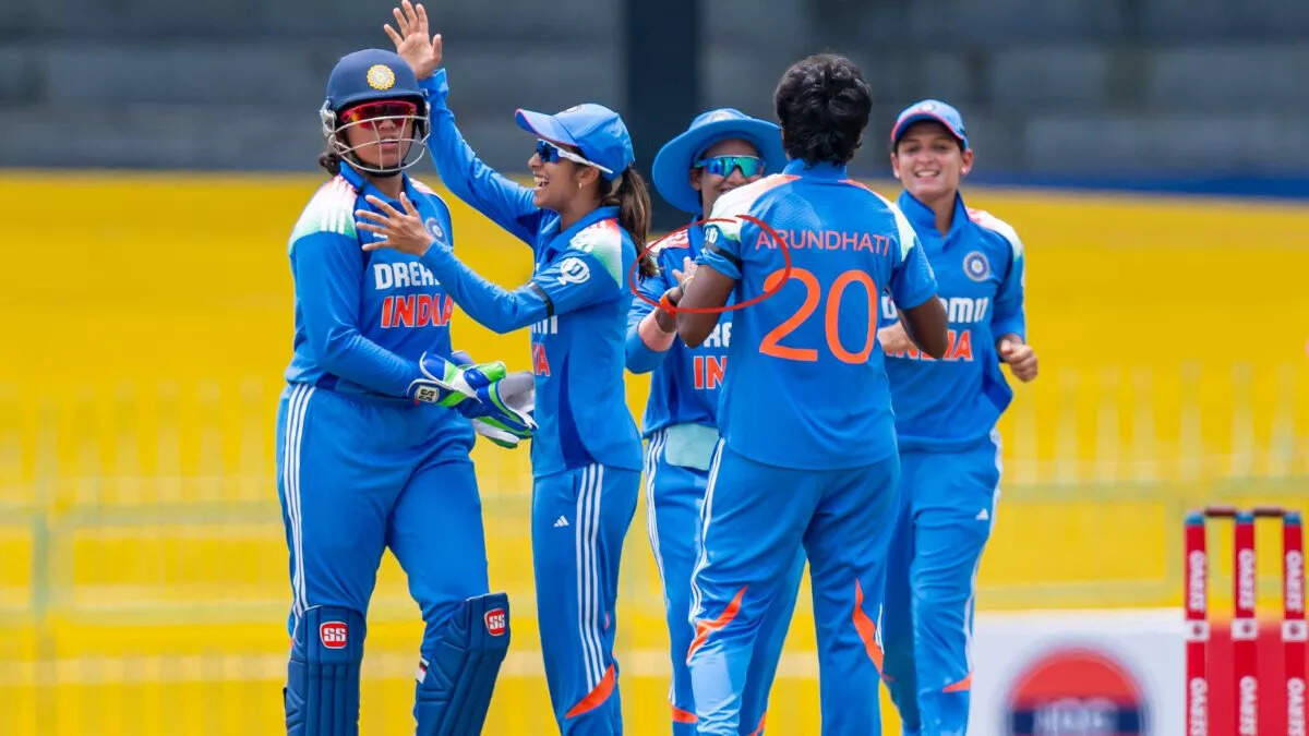 SL-W vs IND-W: श्रीलंका के खिलाफ मैच में काली पट्टी बांधकर क्यों उतरी भारतीय टीम? फिर मैच जीतकर खुशी कर दी दोगुनी