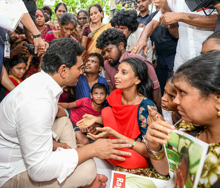 नौका हादसे में जान गंवाने वाले मछुआरों के परिजनों से मिले जगन मोहन रेड्डी, एक करोड़ मुआवजे की मांग
