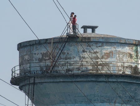 गिरिडीह में चार साल के बच्चे को लेकर 150 फीट ऊंची पानी टंकी पर चढ़ा युवक, तीन घंटे की मशक्कत के बाद सुरक्षित उतारा गया