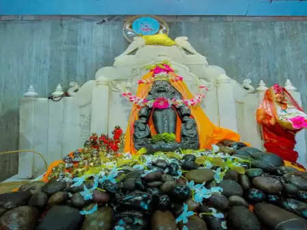 मकर संक्रांति से एक दिन पहले कम हो जाता है कुंड का पानी, रहस्यों से भरा है मंदार पर्वत पर मौजूद मधुसूदन मंदिर