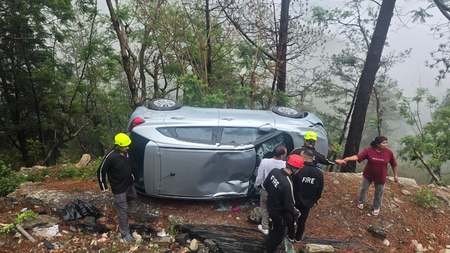 उत्तराखंड : चमोली में खाई में गिरने से बची कार, टला हादसा, सभी सवार सुरक्षित
