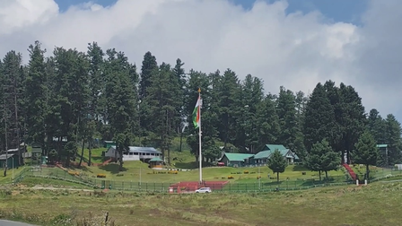 स्वतंत्रता दिवस से पहले देशभक्ति के रंग में रंगा कश्मीर, गुलमर्ग में 110 फीट का तिरंगा बना आकर्षण का केंद्र