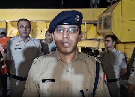 फरीदाबाद में गैंट्री क्रेन गिरने से 3 की मौत, 1 घायल, रेस्क्यू ऑपरेशन जारी
