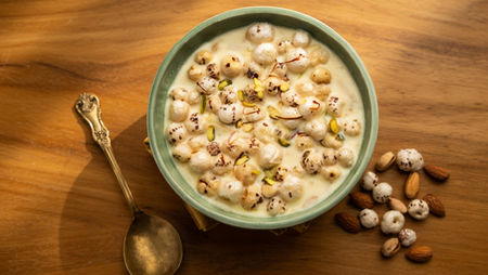 वजन कंट्रोल से लेकर हड्डियों तक को मजबूत बनाता है मखाना वाला दूध, जानिए इसके फायदे