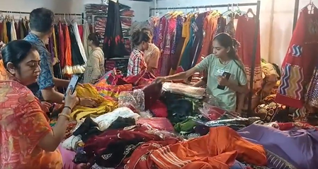 नवरात्र से पहले बाजार में गरबा ड्रेस की डिमांड तेज, चनिया-चोली की एडवांस बुकिंग शुरू