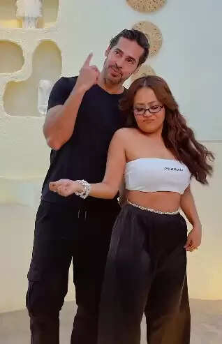 नेहा कक्कड़ और डिनो मोरिया का 'तू प्यासा है, मैं पानी सनम' में शानदार डांस, वीडियो किया शेयर