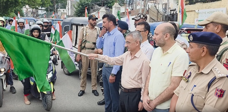 जम्मू-कश्मीर: डोडा में बाइक और ई-ऑटो तिरंगा रैली निकाली गई, डीसी ने दिखाई हरी झंडी
