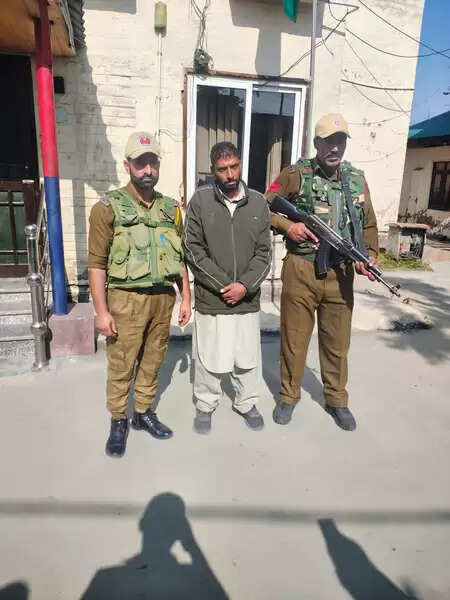 जम्मू-कश्मीर: बारामूला पुलिस की बड़ी कार्रवाई, 23 साल से फरार आरोपी गिरफ्तार