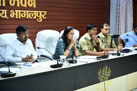भागलपुर में स्वास्थ्य सेवाओं की डीएम ने की समीक्षा, लापरवाही पर कार्रवाई की चेतावनी