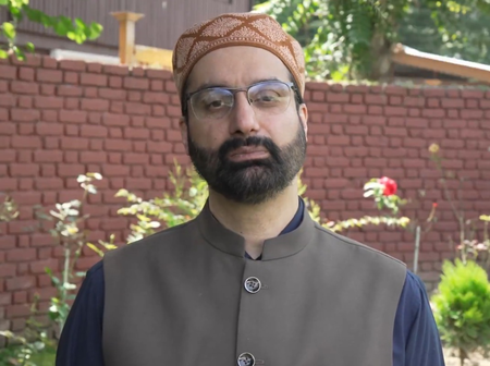 जम्मू-कश्मीर: मीरवाइज उमर फारूक ने प्रशासन पर लगाया आरोप, कहा- मुझे घर में किया गया है नजरबंद