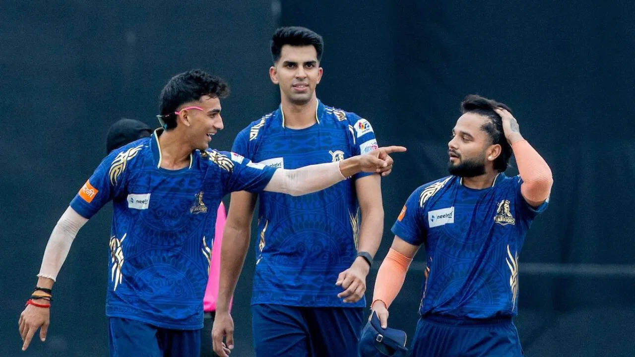 DPL में RCB के गेंदबाज ने मचाया कोहराम, अपनी जादुई बॉलिंग से यूं लिए 4 विकेट, विरोधियों टीम को बच्चो की तरह हराया