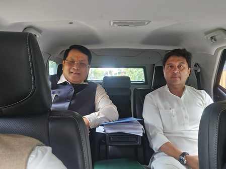 कैबिनेट बैठक में एक कार से पहुंचे सिंधिया और सोनोवाल, कारपूलिंग से दिया ऊर्जा संरक्षण का संदेश