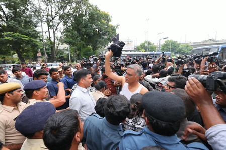 टी-शर्ट को लेकर तेलंगाना विधानसभा गेट पर भिड़े बीआरएस विधायक और पुलिस, केटीआर समेत कई नेता हिरासत में